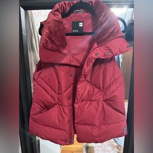 Under Armour Down Sportstyle Vest in Red
